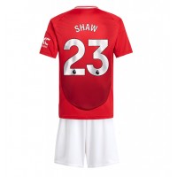 Camiseta Manchester United Luke Shaw #23 Primera Equipación Replica 2024-25 para niños mangas cortas (+ Pantalones cortos)